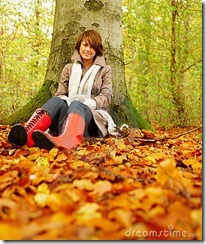 autumn-woman-sitting-under-tree-7231694 autumn-woman-sitting-under-tree-7231694